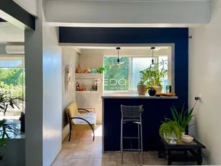 Ambiente interno com parede azul escura e área de estar em Lajeado.