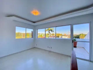 Ambiente interno de uma sala com paredes brancas e piso claro.
