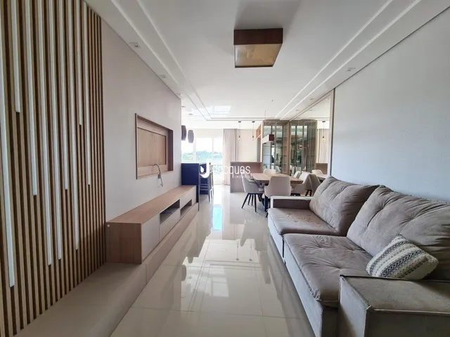 Hall de entrada longa com painéis de madeira na parede.