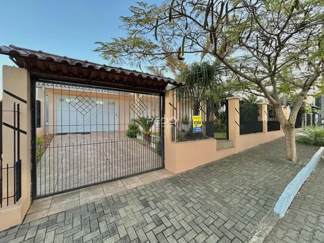 Fachada de uma residência em Lajeado, Brasil, com portão de ferro.