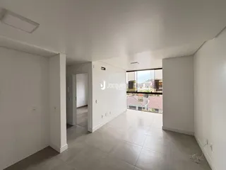 Vista interna de um corredor com piso de cerâmica e paredes brancas.