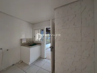 Foto de um banheiro moderno com piso de cerâmica e bancada branca.