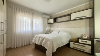 Quarto com cama e armário em um apartamento no Brasil.