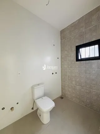 Foto de um banheiro interno com piso claro e revestimento de parede.