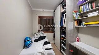 Quarto com cama e guarda-roupa em um imóvel no Brasil.