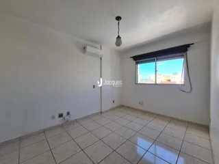 Imagem de um cômodo interno com piso de cerâmica e parede branca.