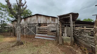 Fachada de uma construção rústica de madeira no exterior.