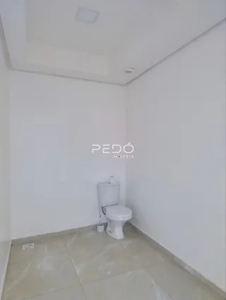 Foto de um ambiente interno com vaso sanitário e piso de cerâmica.