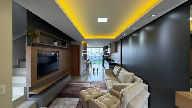 Sala de estar moderna com sofá e estante em um apartamento.