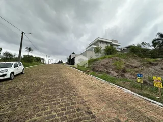 A foto mostra a fachada de uma residência em Lajeado, Brasil, com uma estrada de acesso.