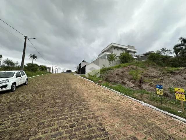 A foto mostra a fachada de uma residência em Lajeado, Brasil, com uma estrada de acesso.
