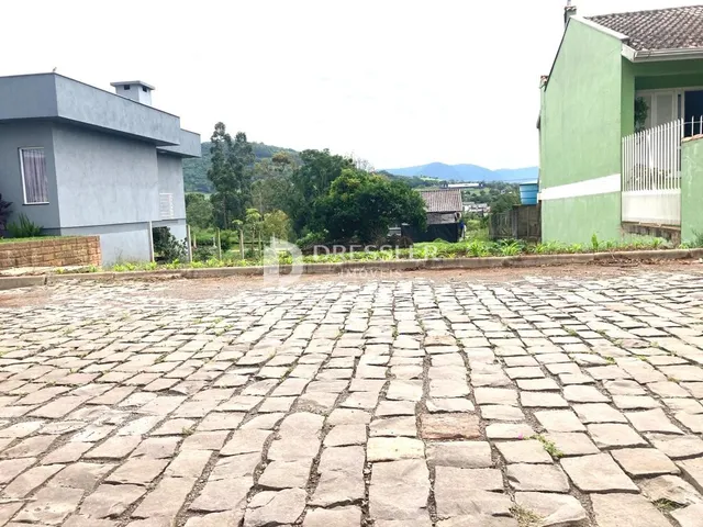 Foto da área externa pavimentada da propriedade em Lajeado.