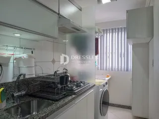 Foto da cozinha mostrando bancadas e eletrodomésticos de aço inoxidável.
