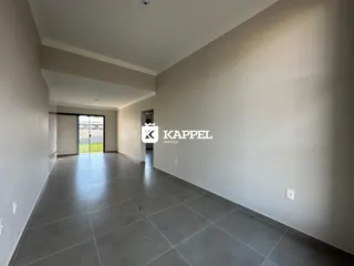 Corredor interno com piso de cerâmica e paredes brancas.