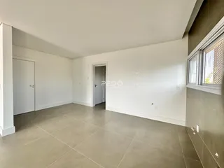 Vista interna de um ambiente com piso de cerâmica clara.