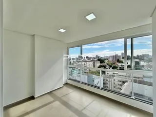 Vista interna de um ambiente com grande janela de vidro.