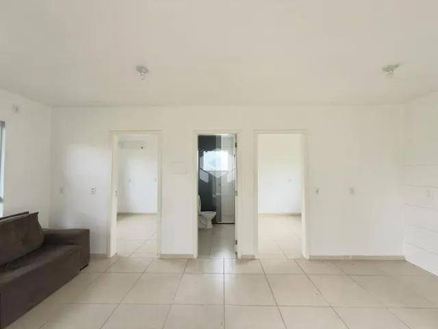 Hall de entrada com portas abertas em uma residência.