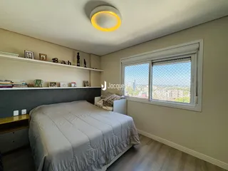 Quarto com cama e janela de vista.