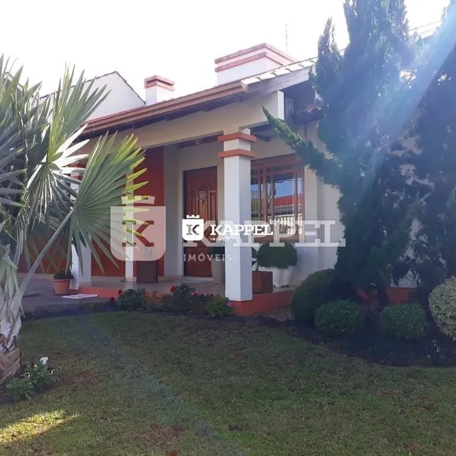 Fachada de uma residência em Lajeado, Brasil, com jardim frontal.