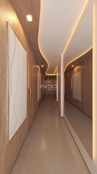 Corredor interno de uma residência moderna com revestimento de madeira.