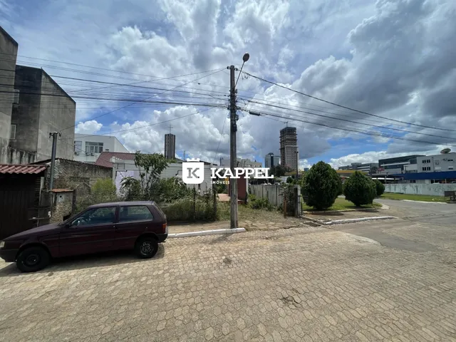 Vista externa de uma residência em Lajeado, Brasil, mostrando uma rua pavimentada e um carro estacionado.