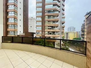 Vista de uma varanda com piso de cerâmica em um edifício residencial.