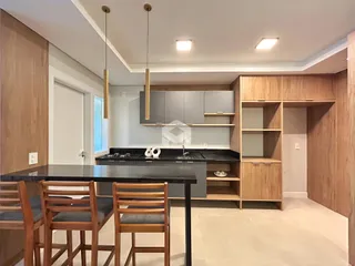 Imagem de uma cozinha moderna com ilha e armários em Lajeado, Brasil.