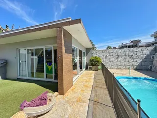 Fachada de uma residência com piscina e jardim em Lajeado, Brasil.