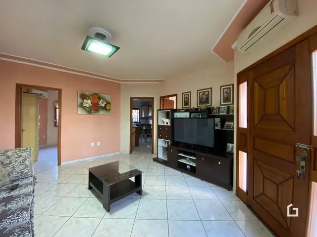 Sala de estar com piso de cerâmica e portas de madeira.