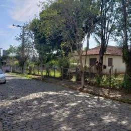 Vista da entrada pavimentada de uma propriedade em Lajeado, Brasil.
