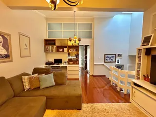 Sala de estar com piso de madeira e móveis de madeira.