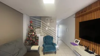 Sala de estar com sofá e árvore de Natal em um apartamento.