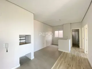 Hall de uma propriedade em Lajeado com paredes brancas e piso de madeira clara.