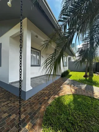 Casa com 4 dormitórios, foto 1