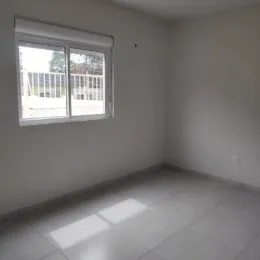 Foto de um cômodo interno com uma janela.