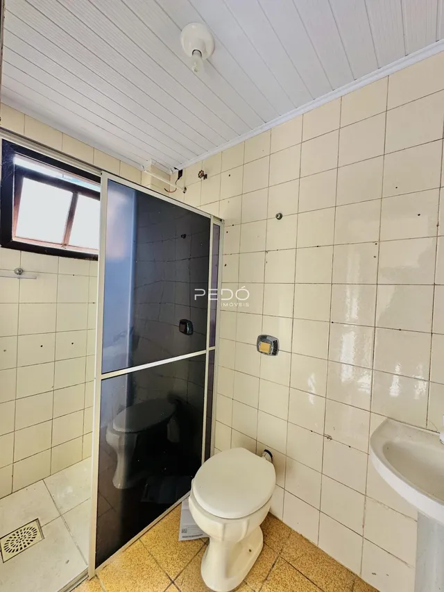 Foto de um ambiente interno com revestimento de azulejos amarelos e piso de cerâmica.