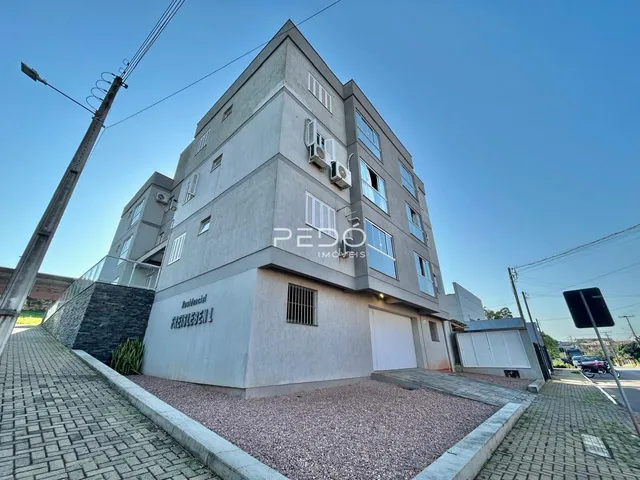 Fachada de um prédio residencial em Lajeado, Brasil, com calçada em primeiro plano.