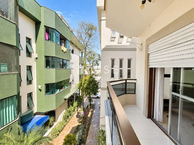 Vista externa de um conjunto de casas em Lajeado, Brasil, com jardim e pátio.
