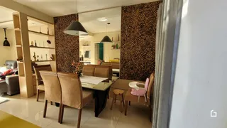 Sala de jantar com mesa e cadeiras em ambiente interno.