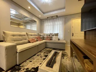 Sala de estar com sofá e decoração moderna em um imóvel no Brasil.
