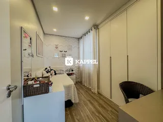 Quarto com cama e armários em um ambiente claro.