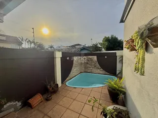 Foto de uma área externa com piscina e pátio em Lajeado.