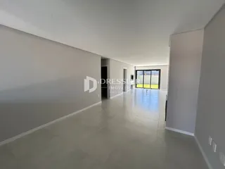 Hall de entrada com piso claro e paredes brancas.