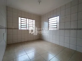 Imagem de um ambiente interno com piso e paredes revestidos de cerâmica.