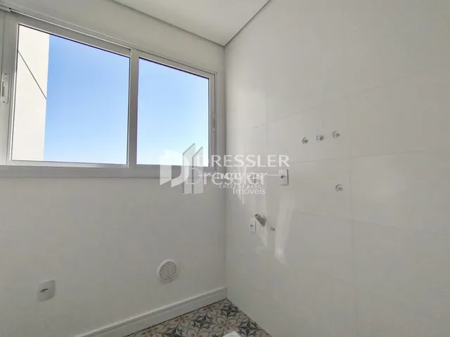 Parede branca com janela visível em um imóvel.
