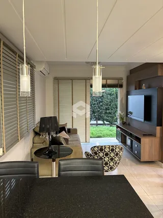 Sala de estar com sofá e decoração moderna em Lajeado.