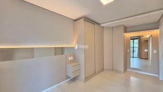 Interior de uma sala de estar moderna com armários embutidos.
