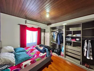 Quarto com cama e armários embutidos de madeira.