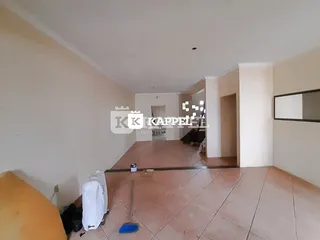 Hall de entrada com piso de cerâmica e paredes claras.
