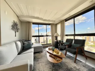 Sala de estar com vista para a cidade.